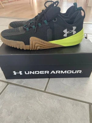 Under armour skor helt oanvända  - Under armour skor storlek 45.5. Box tillkommer. De är helt som nya, ingen användning. Nypris som ni ser på andra bilden är 1599 kr, jag löser bra pris vid snabb affär.