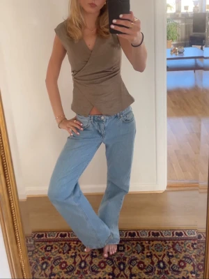 Ljusblå jeans från NA-KD - Snygga jeans från NA-KD, lite slitna ner till se bild 3💕