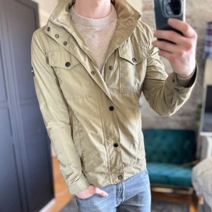 J.lindeberg jacka - Mycket bra skick, inga defekter! Passar dig som är mellan 170-180cm ungefär. Modellen är 185 cm, 75kg. Sänkta priser på köp av fler varor! Skriv för mer information🤝
