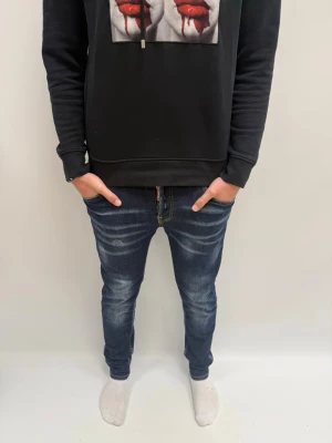 mörkblå jeans från dsquared2  - otroligt feta jeans passar tyvär it mig pga försmå (strl 46) i d2 storlek passar för dig som har 32 i midja samt 32 i ben. Skriv vid frågor eller funderingar. OBS pris ej hugget i sten!