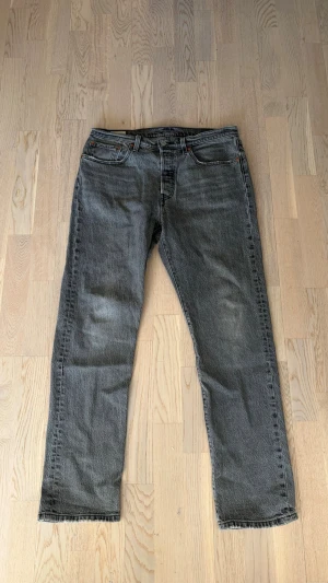 Levi's 501 jeans - Säljer ett par snygga jeans från Levis modell 501 då dom inte längre kommer till andvändning. Rak passform. Strl w31 L32