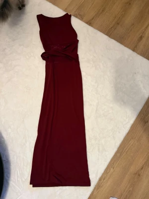 Vinröd klänning med spets & knytning i midjan - Väldigt fint skick! Endast testad , Stl S