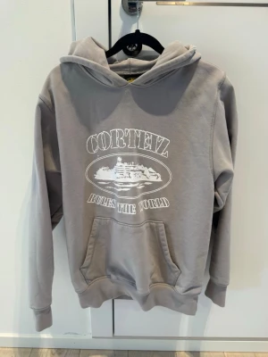 Grå Corteiz hoodie - Mycket sällsynt grå corteiz hoodie till väldigt bra pris. Nypris: 5000kr Storlek S