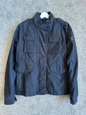 Field jacket - Säljer denna feta field jacket från superdry. Passar S/M, bra skick.