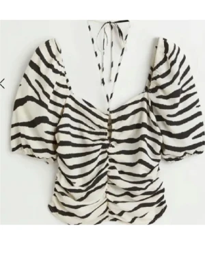Zebramönstrad topp med puffärm - Snygg zebramönstrad blus från hm. Skriv för fler bilder!