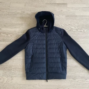 Woolrich cardigan - Säljer nu min svin feta woolrich cardigan som är svår att få tag på ny och är alltså väldigt sällsynt. Om du vill vara unik och vara som Leon Gustavsson så är denna cardigan perfekt. Den är i en mörkblå färg med stickade ärmar samt med en asfet woolrich patch på vänster sida. Denna cardigan har också en riktigt najs luva. Storlek: Small. Den är i nyskick (har används några gånger). Nypriset är ca 8000. Tveka inte på att höra av dig vid minsta fundering. 