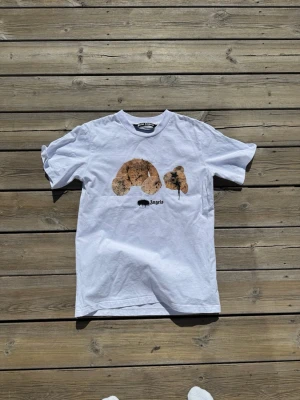 Palm Angels T-Shirt - Tjena!  Jag säljer nu denna riktigt fina Palm Angels t-shirt. Den är helt ny och sitter riktigt bra. Storlek S men kan också passa för de som har M. Den är perfekt inför sommaren och garanteras komplimanger ☀️ Hör av dig ifall du har några frågor eller funderingar! 🎉 🍾.                                    ((FRAKTAR SAMMA DAG))