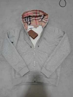 Burberry Hoodie  - Säljer en snygg Burberry hoodie den ör helt ny och oanvänd. Skriv för mer info. Priset på hoodie kan diskuteras.