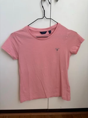 Rosa Gant tshirt - Supersöt rosa tshirt från Gant! I superbra skick i storlek 170 (XS/S) 