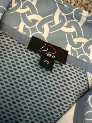 Oandvänd långärmad sporttröja HKM  - Snygg blå långärmad sporttröja från HKM med vitt kedjemönster och halvdragkedja framtill. Tröjan har meshpaneler på sidorna och ryggen för extra ventilation, perfekt till sommaren! Aldrig andvänd, Nypris: 364, Mitt pris: 250❤️ (Skriv om du har frågor)