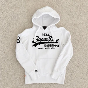 Superdry hoodie - Heinzt! Säljer en Superdry Hoodie i storleken (S)-skick 9/10-vid minsta fundering hör av er! 