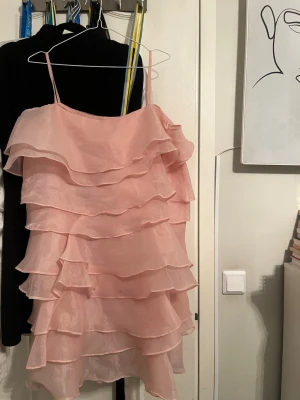 Volangklänning By Malina - Säljer denna supersnygga Volangklänning från By Malina! Den har tre pyttesmå fläckar på framsidan, jag har fotat de på andra bilden. Jag är säker på att de går bort i tvätten! Annars i princip i nytt skick! 🪩💕✨