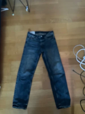 Mörkblå raka jeans - Snygga mörkblå jeans med rak passform och klassisk femficksdesign. Jeansen har en något tvättad look och är tillverkade i denim. Perfekta för en avslappnad och trendig stil.