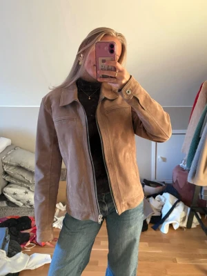Skitcool mockajacka från rockandblue - Sjukt cool brun mockajacka från rockandblue. Väldigt fin nu till våren! Skulle säga att den är mer som en S än en M. Inga tecken på användning💞 Skriv vid eventuella frågor!
