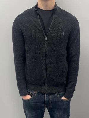 Ralph Lauren fullzip tröja - Fint skick inga defekter | modellen är 185 cm lång och väger ca 78 kg. Mörkgrå/svart färg