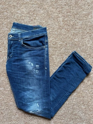 Mörkblåa dondup jeans med slitningar - Säljer ett par mörkblåa dondup jeans i modellen george, ooootroligt bra skick inte använda mer än 30-40 gånger eller så, steal för detta priset❤️🚀