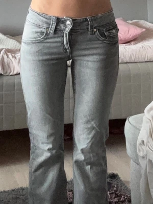 Låga Jeans - Säljer ett par lågmidjade jeans från gina tricot🥰Postar samma dag som du köper!