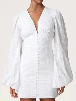 Adoore - Säljer min adoore klänning då den inte kommer till användning mer, endast använd två gånger!! Köpte den till min student och den va så bra för det!! Inga fläckar eller täcken på användning. Liten i storleken🫶🏻 skickar inga bilder på hur den ser ut på mig🥰