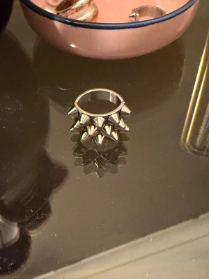 Edblad ring + örhängen  - Matchande Edblad ring och örhängen, ringen storlek 16,8. Silver. Ring: 150kr örhängen:100kr Tillsammans 220kr