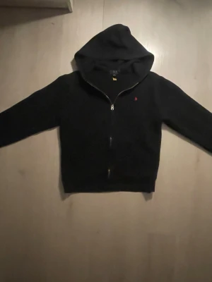 Ralph lauren hoodie - Säljer en fin Ralph lauren hoodie i storlek M. Pris inte hugget i sten.