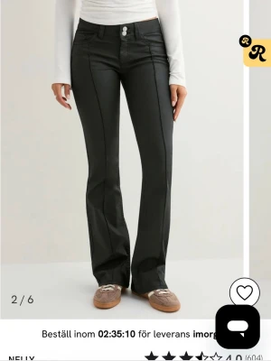 Svarta bootcut jeans från Nelly - Skit snygga byxor från Nelly som tyvärr är för stora på mig, storlek 38!❤️