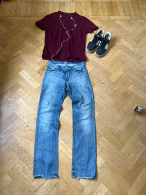7 for all mankind Selvedge jeans - Skick 9/10 inga större defekter. Storlek 29 passar någon runt 175-180. Modellen är straight
