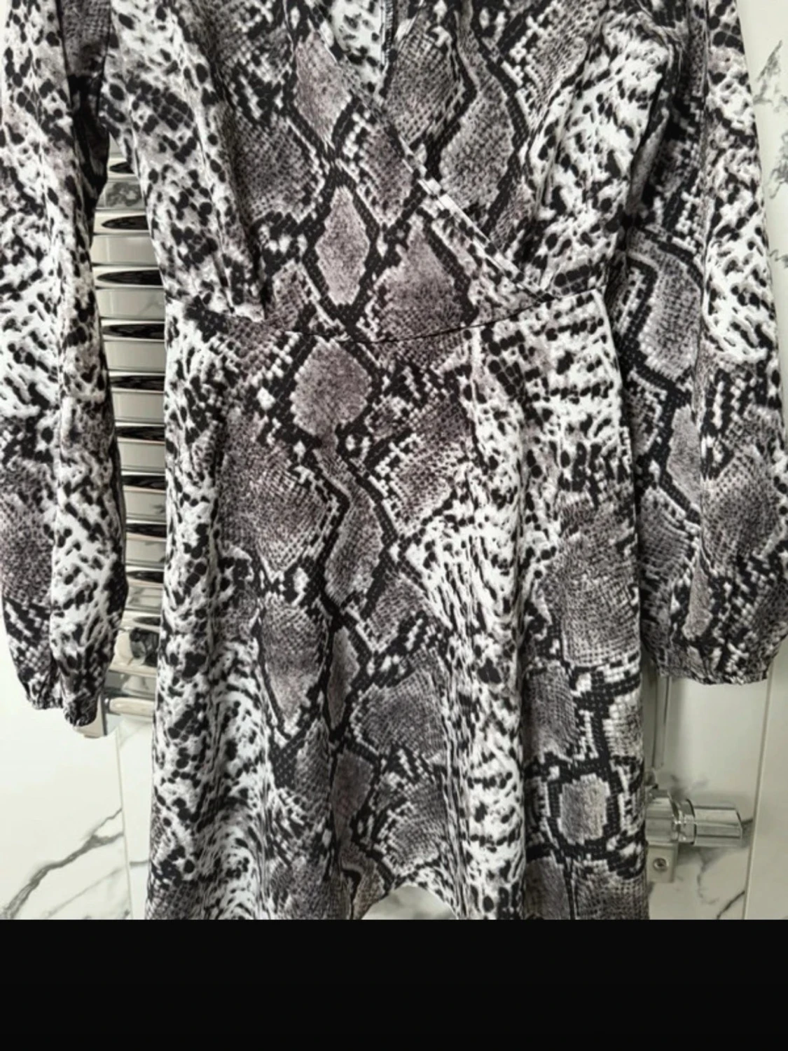 Kort omlottklänning med ormmönster - 2