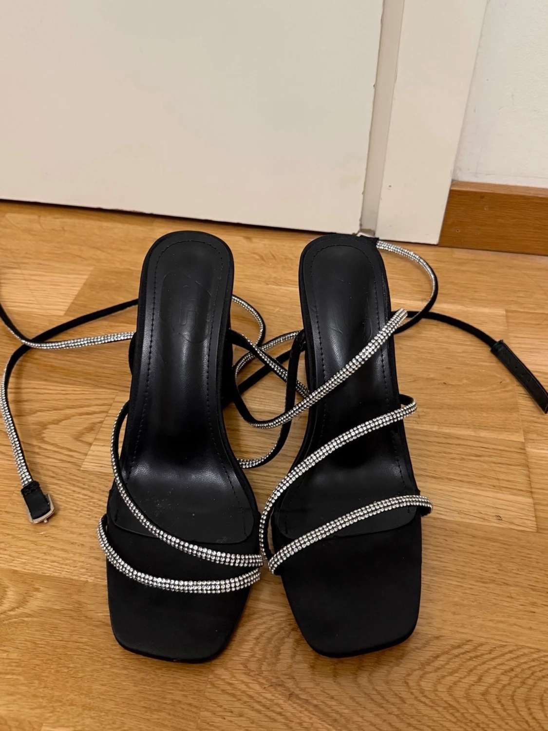 Svarta pumps med strass och blockklack