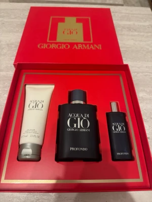 Armani Acqua di Giò Profondo presentset 75ml + 15ml + shower gel (helt ny) - Armani Acqua di Giò Profondo presentset med 75 ml parfym + 15 ml travel spray + 75 ml shower gel. Helt nytt och aldrig använt i originalförpackning. Nypris ca 1 300 kr i butik.