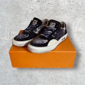Louis Vuitton LV Ollie Skor  - Säljer dessa sällsynta LV skorna.   Size - 42 (Passar 43\ 43,5) Skick - 8/10 Allt OG medföljer, kvitto, låda & dustbags.  Kom PM vid eventuella frågor! Kan gå ner i pris vid snabb och smidig affär.