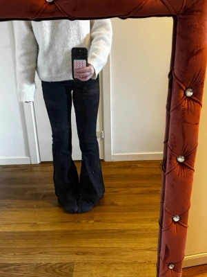 Svarta jeans - Spegeln var smutsig. Säljer ett par bootcut jeans från SHEIN med high waist. Använda max 5 gånger, i bra skick.❤️