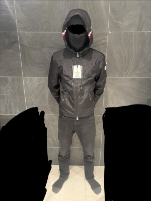 Moncler Windbreaker  - Moncler Windbreaker - Svart - Storlek 2 , vilket passar S/M , NFC + QR Scan✅