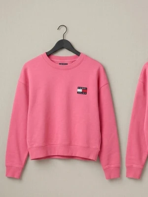 Rosa sweatshirt från Tommy Jeans - En rosa sweatshirt från Tommy Jeans med rund halsringning och liten logga på bröstet. Perfekt för en chill och trendig look. Den är använd ett par gåner. Ny skick. Stotlek XS. Det är producerad i Turkiet och är gjord av 100% bomull enligt etiketen. Färgen stämmer överens på två första bilderna. Bildera på själva etikten ser lite mer som orange men den är rosa.