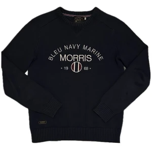 Stickad Morris tröja - Säljer min stickade Morris tröja☝️ Tröjan är använd men ändå i ett bra skick! Tröjans färg är lite ljusare marinblå.✌️  ⚜️storlek S ⚜️ På bilden 180cm, 63kg  Hör av dig vid minsta fråga! 