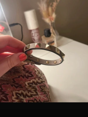 Valentino armband  - Mycket snyggt justerbart armband med nitar från Valentino. Tappat lite färg på vissa ställen och är slitet, men utöver det funkar det bra och är fint. 🥰Har sytt längst ut på armbandet vid hålen där man spänner då det har gått upp i delar där. Inget som syns tydligt när man har på sig det och går att ta bort om man vill! Se bild 6