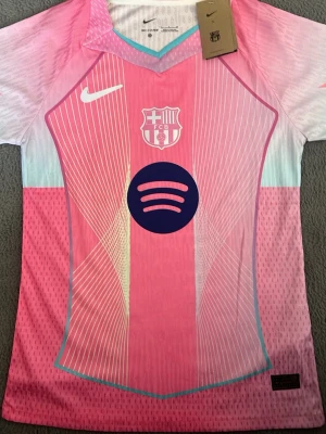 FC Barcelona rosa matchtröja Nike - ✅ Helt ny – aldrig använd ✅ Inga defekter eller fläckar ✅  Toppkvalitet  ✅ Storlek S  🤔 Har du någon fundering eller fråga? Hör av dig!
