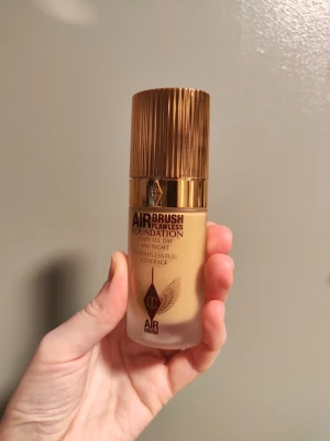 Charlotte Tilbury Airbrush Foundation - Säljer en Charlotte Tilbury Airbrush Flawless Foundation, färg : 5- Neutral. Har prövat den men den passade inte min hudton. Använd några pump.