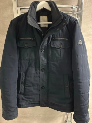 J.Lindeberg jacka - Mörkblå jacka från J.Lindeberg. Jackan har en stilren design och är perfekt för kyligare dagar (höst/vinter). Använd, men har mycket kvar att ge! Priset är diskuterbart och vid ytligare frågor, tveka inte på att höra av dig!🤝 