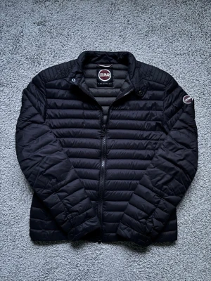 Colmar jacka - Tja säljer en tvär fet svart colmar jacka i storlek 48(motsvarar S). Modellen på bilden är 178 och sitter perfekt. Väldigt bra skick och perfekt nu till våren så skriv vid minsta lilla och pris går givetvis att diskutera💯🍾🍾