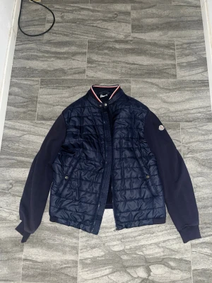 Mörkblå jacka från Moncler - Dragkedja trasig. Går att fixas hos en skräddare! Står XXL men sitter som Medium