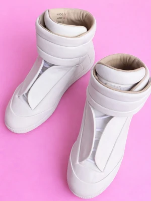 Vita Maison margiela future - Säljer ett par riktigt cleana vita sneakers från Maison Margiela. Skorna är höga med bred kardborreknäppning vid ankeln och klassiska snören. Tillverkade i slätt läder och levereras i originalkartong med dustbag. Size 41 men passar 42. Kom med bud