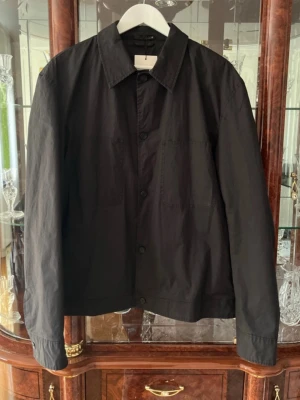 Zara overshirt - Säljer en svart overshirt från ZARA i storlek L. Den är i riktigt bra skick med prislappen på och har bara hängt i garderoben. Perfekt som en lätt jacka till vardagen och passar bra till Våren/hösten! 😊