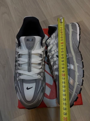 Nike P-6000 gråvita sneakers ~ Storlek 43eur - Utmärkt skick, inga skador⭐️ storlek 43 eur. Fraktar samma dag. Frågor? Det är bara att fråga på👍