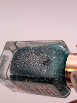 Barry M Crystal Rock grön glitterlack nästan full - Snyggt nagellack från Barry M i färgen Crystal Rock. Lacket är grönt med massor av glitter och har en texturerad finish. Kommer i en fyrkantig glasflaska med guldig kork. Perfekt för dig som vill ha något extra på naglarna.