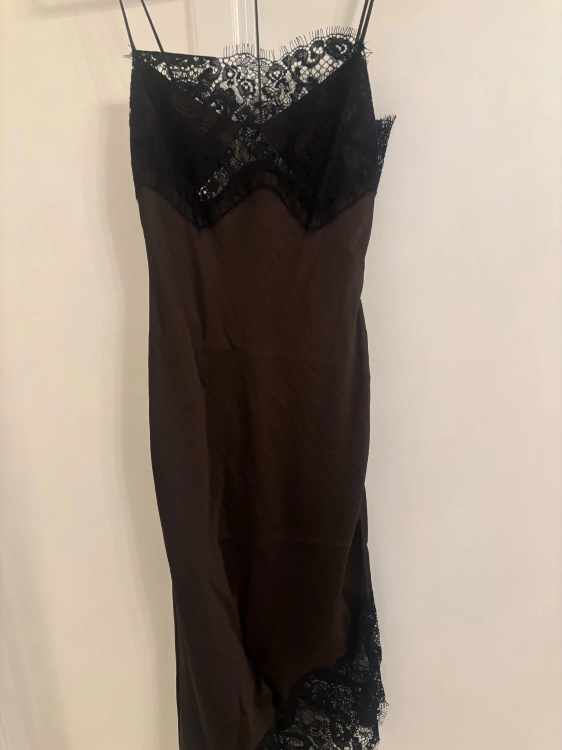  proSvart lång slipklänning med spets - 1