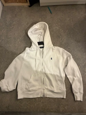 Polo Ralph lauren zip up vit  - Den är fläckfri men zippen funkar perfekt fast knappen är borta, och den sitter som en M 