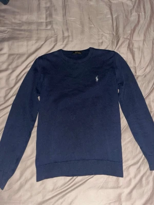 Mörkblå tröja från Polo Ralph Lauren - Hej, säljer en mörkblå stickad tröja från Raulph Lauren. Tröjan är väldigt bra skick. Bara och höra av er vid frågor😄🫡