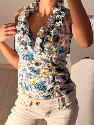 Blommigt linne med volanger  - Super fint linne med unika detaljer! 