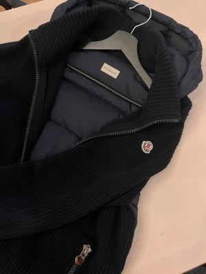 Moncler Cardigan - Tja, säljer denna tvärfeta Moncler cardigan | Storlek: S | Skick: Ny | Skicka ett PM vid frågor ev fler bilder 👋🏽