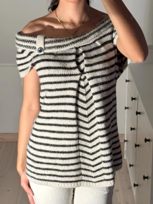 Stickad tunika/blus  - Toppen skick. Från river Island. Passar S-L. 